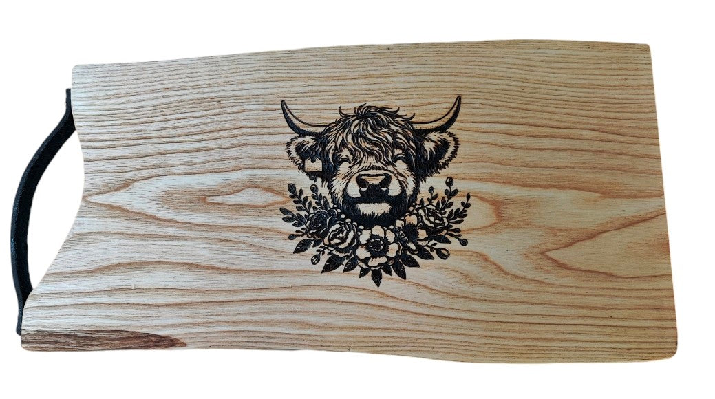 Rustikales Schneidebrett mit Ledergriff - Kuhmotiv